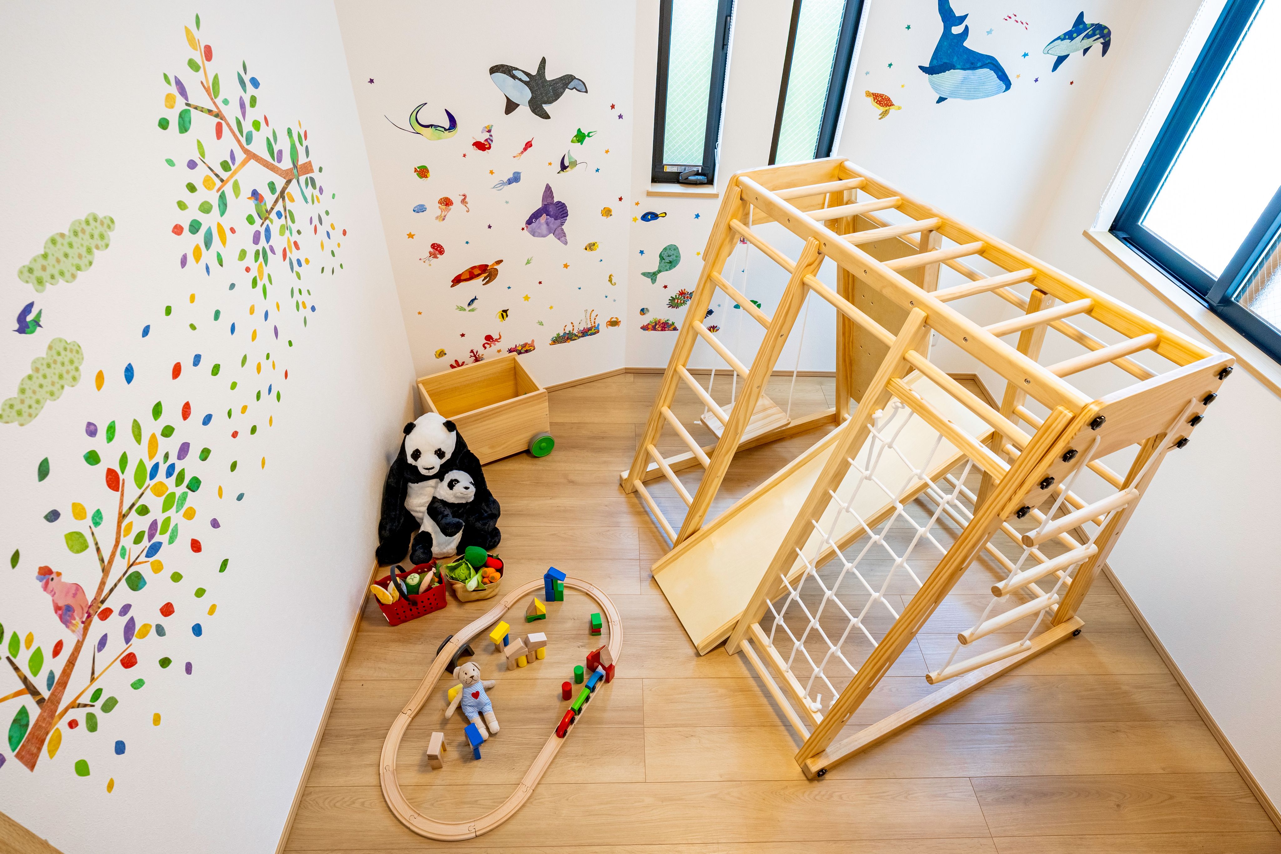 朝日が差し込むリビングルーム