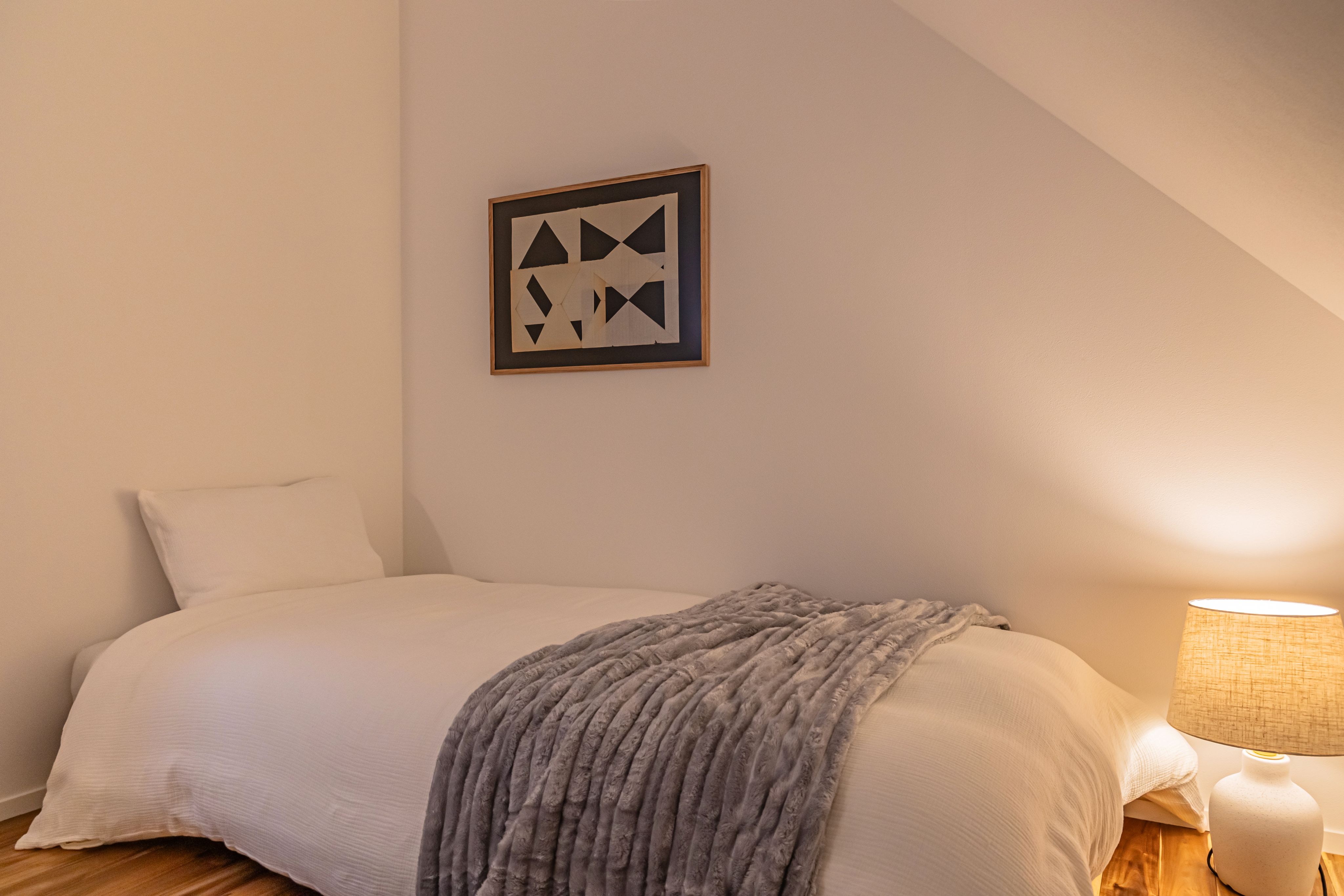 大きな窓のあるベッドルーム