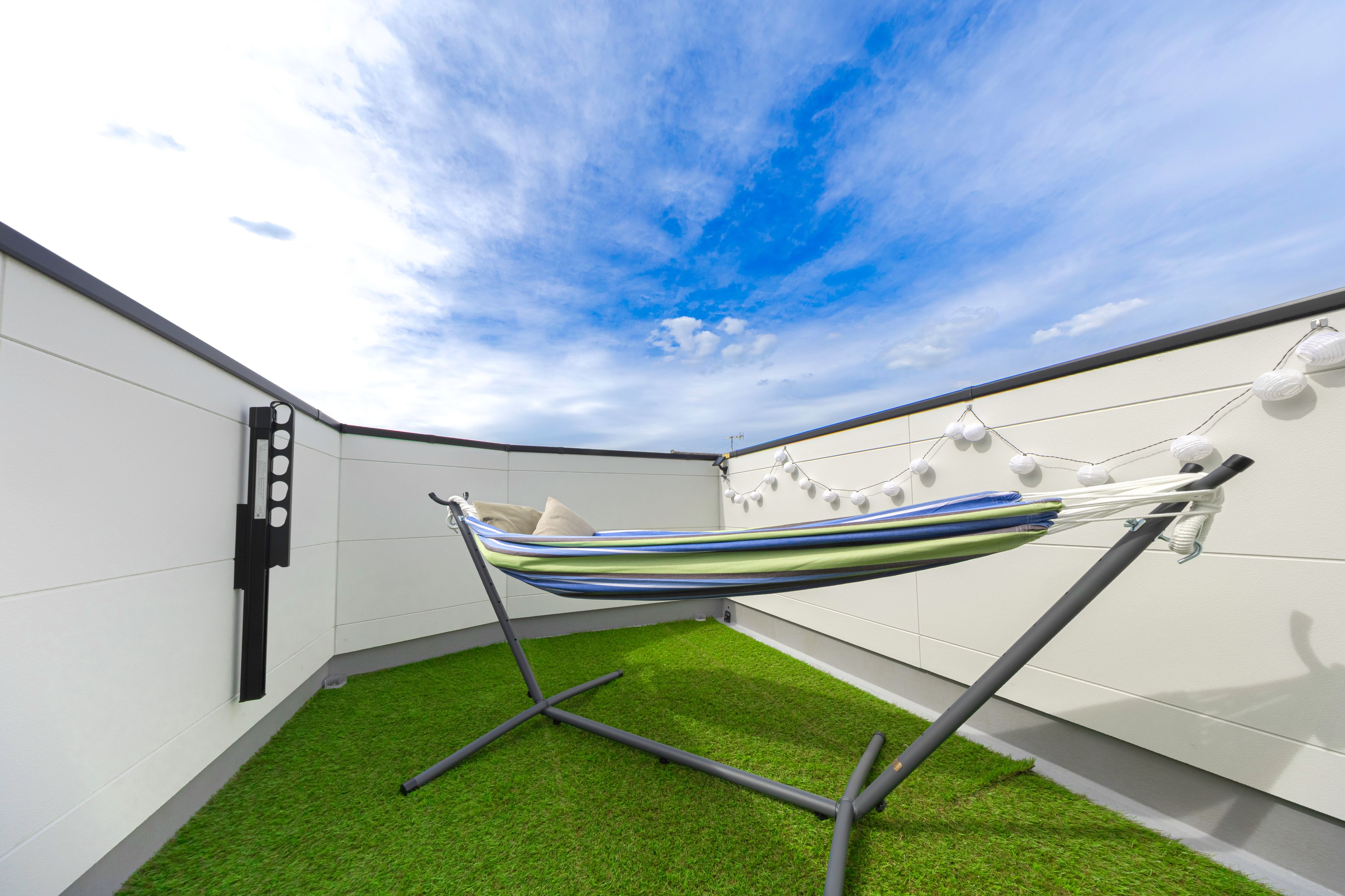 間接照明が灯る夜の客室